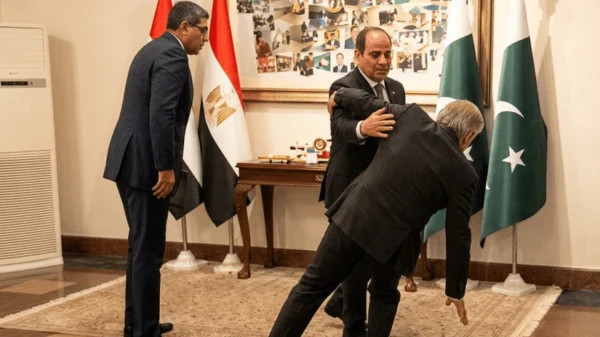 Ishaq Dar fall viral video