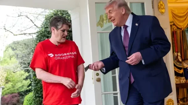 ٹرمپ کو برگر ڈیلیور کرنے والی خاتون کو 28000 روپے ٹِپ