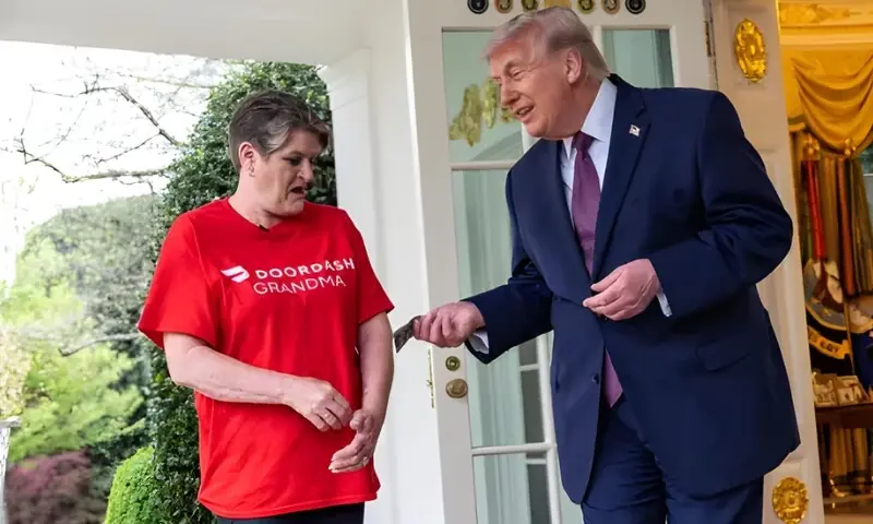 ٹرمپ کو برگر ڈیلیور کرنے والی خاتون کو 28000 روپے ٹِپ