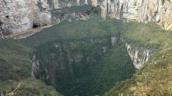 چین میں دیوہیکل سنک ہول دریافت، زمین کے نیچے چھپی قدیم دنیا