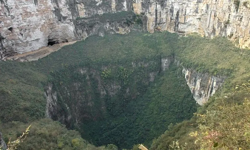 چین میں دیوہیکل سنک ہول دریافت، زمین کے نیچے چھپی قدیم دنیا