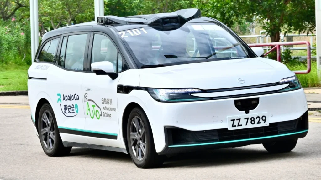 چین میں 100خود کار ٹیکسیاں اچانک بند، مسافر گاڑیوں میں پھنس گئے