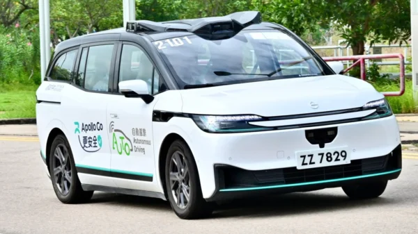 چین میں 100خود کار ٹیکسیاں اچانک بند، مسافر گاڑیوں میں پھنس گئے