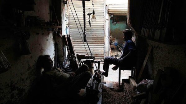 پشاورکے کئی علاقے طوفان کے 15 گھنٹے بعد بھی بجلی سے محروم