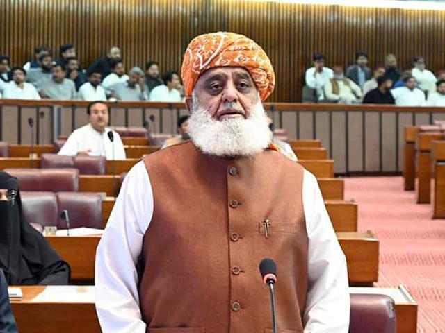 ایک شخص کی وجہ سے ملکی تنا ئو ہے تو اسے باہر نکالیں، مولانا فضل الرحمن