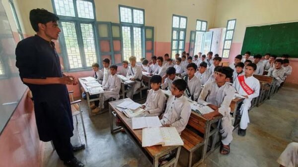 خیبرپختونخوا میں لوڈشیڈنگ و تپتے کلاس رومز میں بچے وبچیاں نڈھال