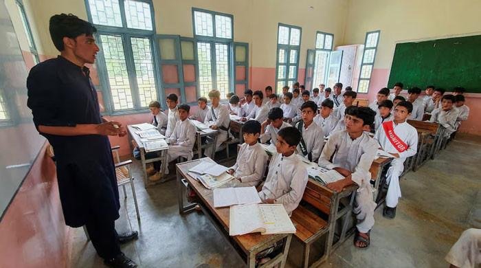خیبرپختونخوا میں لوڈشیڈنگ و تپتے کلاس رومز میں بچے وبچیاں نڈھال