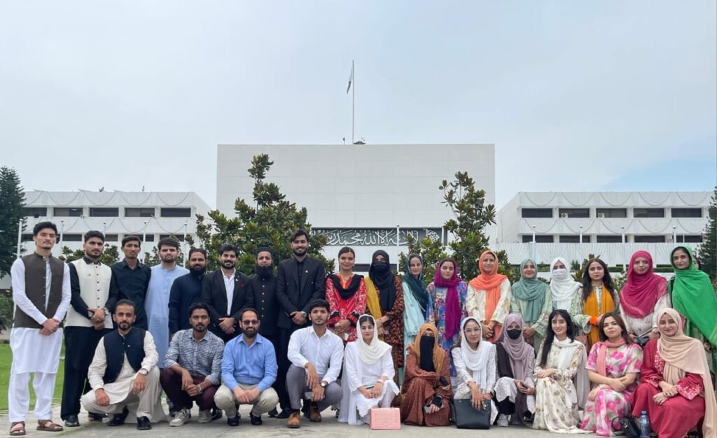 پاکستان میں نوجوانوں کی تعداد 6کروڑ 70لاکھ ہوگئی