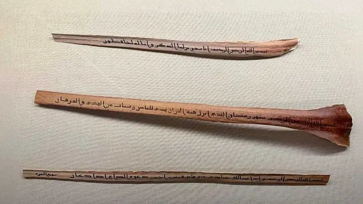 کاغذ سے پہلے قرآنِ کریم کن چیزوں پر لکھا جاتا تھا؟ مکہ کے قرآن میوزیم میں نایاب نمونے موجود