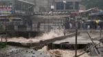 پروونشل ڈیزاسٹر مینجمنٹ اتھارٹی خیبرپختونخوا نے بالائی اضلاع میں گلیشیئر پگھلنے کے ممکنہ خطرے کے پیش نظر الرٹ جاری کر دیا۔ پی ڈی ایم اے کے اعلامیہ کے مطابق صوبے میں گلیشیئر جھیلوں کے پھٹنے سے اچانک سیلاب اور تیز پانی کے بہائو کا خدشہ ہے۔پی ڈی ایم اے کے مطابق گرمی اور 4ستمبرتک وقفے وقفے سے بارشوں کے باعث گلیشیئر پگھلنے کا خطرہ ہے جس سے گلیشیئر والی جھیلوں کے حجم اور پانی کی سطح میں اضافے کا خدشہ ہے۔ پی ڈی ایم اے کا کہنا ہے کہ گلیشیئر جھیلوں کے پھٹنے سے اچانک سیلاب اور تیز پانی کے بہائو کا خدشہ بھی ہے۔ پی ڈی ایم اے نے چترال، دیر بالا، دیر زیریں، سوات، کوہستان بالا، کوہستان زیریں اور مانسہرہ کی انتظامیہ کو الرٹ جاری کر دیا۔ حساس مقامات میں انخلا کی مشقیں اور محفوظ مقامات کو تیار رکھنے کی ہدایت جاری کی گئی ہیں ۔ادھر محکمہ موسمیات کے مطابق مغربی ہوائیں پاکستان میں داخل ہوگئیں جس کے باعث ملک کے مختلف علاقوں میں بارشوں کا امکان ہے ۔اس وران اسلام آباد، راولپنڈی اور گردونواح میں تیز ہوائوں اور گرج چمک کے ساتھ موسلادھار بارش متوقع ہے۔مری اور گلیات سمیت کشمیر اور گلگت بلتستان کے بالائی علاقوں میں بھی تیز ہوائوں اور گرج چمک کے ساتھ بارش کا امکان ہے، بارشوں کے باعث بالائی علاقوں میں موسم مزید سرد اور خنک ہونے کی پیشگوئی کی گئی ہے۔محکمہ موسمیات کے مطابق خیبرپختونخوا کے مختلف اضلاع، جن میں دیر، سوات، کوہستان، بٹگرام، پشاور، نوشہرہ، ایبٹ آباد اور مانسہرہ شامل ہیں، میں بھی موسلادھار بارش ہوسکتی ہے۔پنجاب کے مختلف علاقوں جہلم، چکوال، اٹک، سیالکوٹ اور گجرات میں بھی تیز ہوائوں اور گرج چمک کے ساتھ بارش متوقع ہے۔ ادھر سندھ اور بلوچستان کے بیشتر اضلاع میں موسم گرم رہنے کا امکان ہے، تاہم ساحلی علاقوں میں مطلع جزوی ابرآلود رہ سکتا ہے۔محکمہ موسمیات نے خبردار کیا ہے کہ بارشوں کا موجودہ سلسلہ 6 ستمبر تک جاری رہ سکتا ہے، جبکہ اس دوران بالائی اور پہاڑی علاقوں میں لینڈ سلائیڈنگ کا خدشہ بھی ہے۔ دوسر ی جانب دریائے سندھ میں چشمہ بیراج کے مقام پر پانی کی آمد میں نمایاں کمی کے بعد سیلابی صورتحال ختم ہوگئی اور پانی کی صورتحال نچلے درجے کے سیلاب سے معمول پر آگئی۔چشمہ بیراج ذرائع کے مطابق بیراج پر پانی کی آمد 2لاکھ 6ہزار 550کیوسک ریکارڈ کی گئی، جبکہ اخراج 1لاکھ 88ہزار 250کیوسک ہے۔ذرائع کے مطابق چشمہ بیراج پر پانی کی سطح بھی کم ہو کر 646فٹ ہوگئی ہے، پانی کی آمد میں کمی کے بعد چشمہ بیراج پر سیلابی کیفیت ختم ہوگئی ہے اور صورتحال معمول پر آنے لگی ہے۔