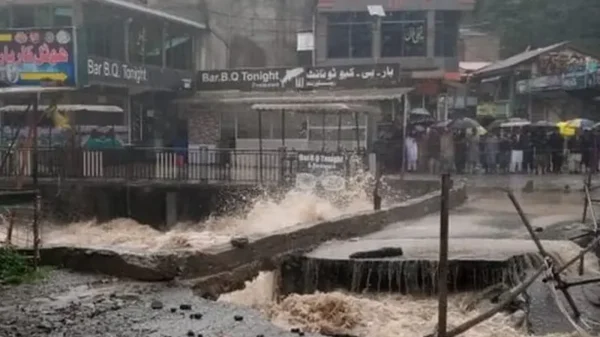 پروونشل ڈیزاسٹر مینجمنٹ اتھارٹی خیبرپختونخوا نے بالائی اضلاع میں گلیشیئر پگھلنے کے ممکنہ خطرے کے پیش نظر الرٹ جاری کر دیا۔ پی ڈی ایم اے کے اعلامیہ کے مطابق صوبے میں گلیشیئر جھیلوں کے پھٹنے سے اچانک سیلاب اور تیز پانی کے بہائو کا خدشہ ہے۔پی ڈی ایم اے کے مطابق گرمی اور 4ستمبرتک وقفے وقفے سے بارشوں کے باعث گلیشیئر پگھلنے کا خطرہ ہے جس سے گلیشیئر والی جھیلوں کے حجم اور پانی کی سطح میں اضافے کا خدشہ ہے۔ پی ڈی ایم اے کا کہنا ہے کہ گلیشیئر جھیلوں کے پھٹنے سے اچانک سیلاب اور تیز پانی کے بہائو کا خدشہ بھی ہے۔ پی ڈی ایم اے نے چترال، دیر بالا، دیر زیریں، سوات، کوہستان بالا، کوہستان زیریں اور مانسہرہ کی انتظامیہ کو الرٹ جاری کر دیا۔ حساس مقامات میں انخلا کی مشقیں اور محفوظ مقامات کو تیار رکھنے کی ہدایت جاری کی گئی ہیں ۔ادھر محکمہ موسمیات کے مطابق مغربی ہوائیں پاکستان میں داخل ہوگئیں جس کے باعث ملک کے مختلف علاقوں میں بارشوں کا امکان ہے ۔اس وران اسلام آباد، راولپنڈی اور گردونواح میں تیز ہوائوں اور گرج چمک کے ساتھ موسلادھار بارش متوقع ہے۔مری اور گلیات سمیت کشمیر اور گلگت بلتستان کے بالائی علاقوں میں بھی تیز ہوائوں اور گرج چمک کے ساتھ بارش کا امکان ہے، بارشوں کے باعث بالائی علاقوں میں موسم مزید سرد اور خنک ہونے کی پیشگوئی کی گئی ہے۔محکمہ موسمیات کے مطابق خیبرپختونخوا کے مختلف اضلاع، جن میں دیر، سوات، کوہستان، بٹگرام، پشاور، نوشہرہ، ایبٹ آباد اور مانسہرہ شامل ہیں، میں بھی موسلادھار بارش ہوسکتی ہے۔پنجاب کے مختلف علاقوں جہلم، چکوال، اٹک، سیالکوٹ اور گجرات میں بھی تیز ہوائوں اور گرج چمک کے ساتھ بارش متوقع ہے۔ ادھر سندھ اور بلوچستان کے بیشتر اضلاع میں موسم گرم رہنے کا امکان ہے، تاہم ساحلی علاقوں میں مطلع جزوی ابرآلود رہ سکتا ہے۔محکمہ موسمیات نے خبردار کیا ہے کہ بارشوں کا موجودہ سلسلہ 6 ستمبر تک جاری رہ سکتا ہے، جبکہ اس دوران بالائی اور پہاڑی علاقوں میں لینڈ سلائیڈنگ کا خدشہ بھی ہے۔ دوسر ی جانب دریائے سندھ میں چشمہ بیراج کے مقام پر پانی کی آمد میں نمایاں کمی کے بعد سیلابی صورتحال ختم ہوگئی اور پانی کی صورتحال نچلے درجے کے سیلاب سے معمول پر آگئی۔چشمہ بیراج ذرائع کے مطابق بیراج پر پانی کی آمد 2لاکھ 6ہزار 550کیوسک ریکارڈ کی گئی، جبکہ اخراج 1لاکھ 88ہزار 250کیوسک ہے۔ذرائع کے مطابق چشمہ بیراج پر پانی کی سطح بھی کم ہو کر 646فٹ ہوگئی ہے، پانی کی آمد میں کمی کے بعد چشمہ بیراج پر سیلابی کیفیت ختم ہوگئی ہے اور صورتحال معمول پر آنے لگی ہے۔