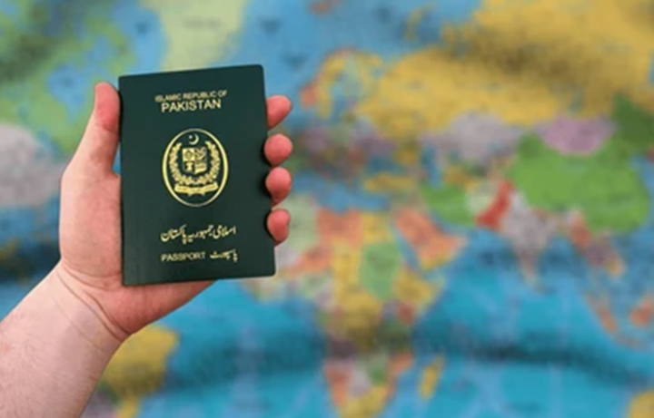 کمزور پاسپورٹ کے باوجود بھی پاکستانی 30ممالک میں با آسانی جاسکتے ہیں