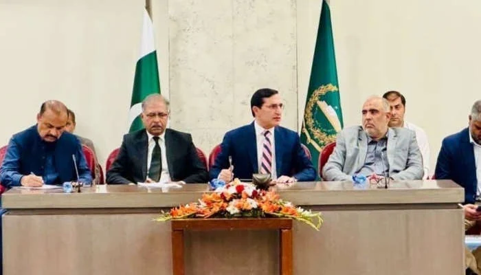 پی ٹی آئی کی مشترکہ پارلیمانی پارٹی کے اجلاس میں ارکان قیادت پر پھٹ پڑے