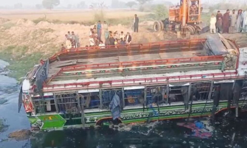 حافظ آباد میں تبلیغی جماعت کی بس نالے میں گر گئی، 5 افراد جاں بحق