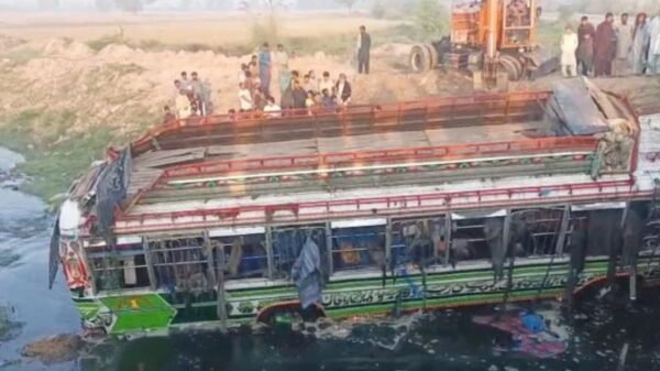 حافظ آباد میں تبلیغی جماعت کی بس نالے میں گر گئی، 5 افراد جاں بحق