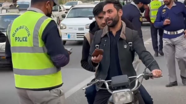 پشاور میں ٹریفک قوانین خلاف ورزی پر سخت جرمانوں کا نظام متعارف