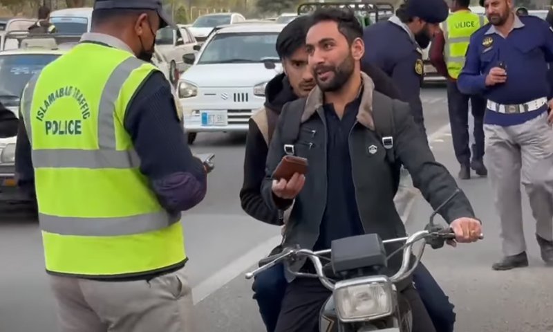 پشاور میں ٹریفک قوانین خلاف ورزی پر سخت جرمانوں کا نظام متعارف