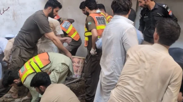 پشاور میں ایک اور سکول کی دیوار گر گئی، متعدد بچے زخمی