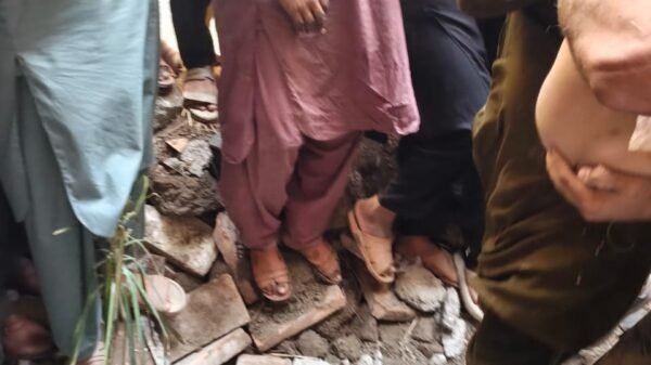 دیر کالونی میں اقراء سکول کی چھت گر گئی، 8 بچے زخمی