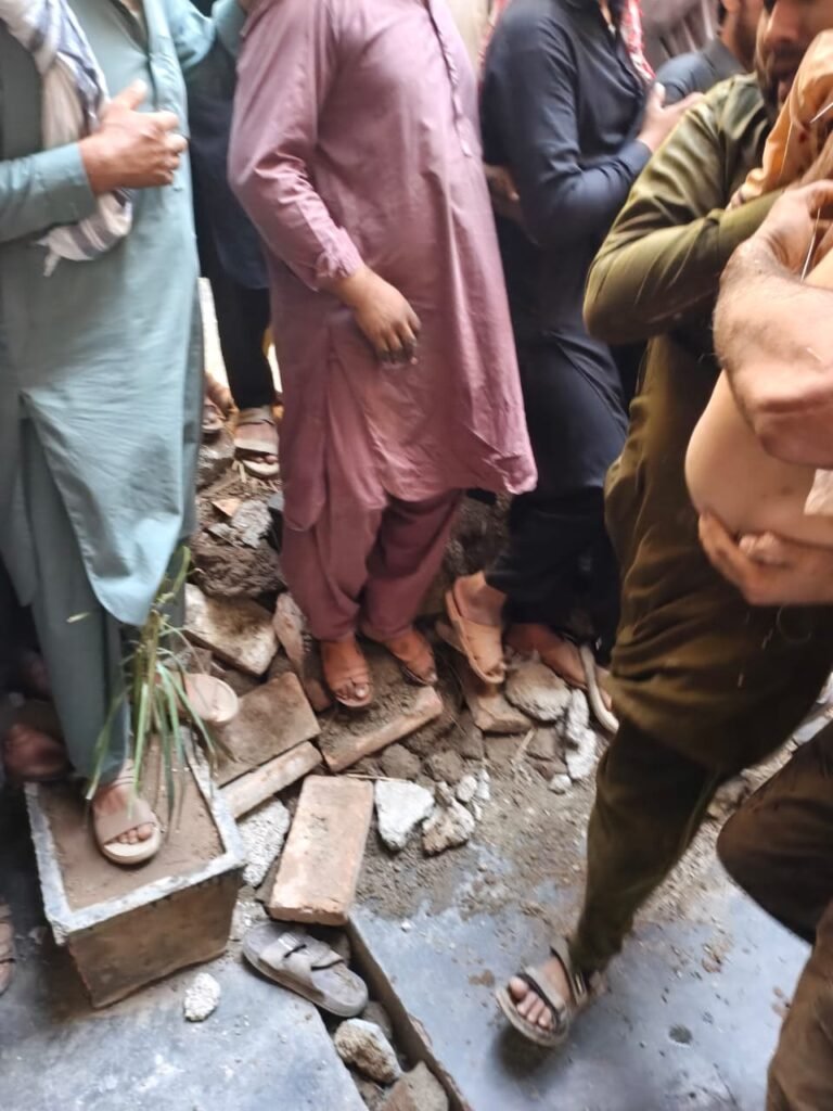 دیر کالونی میں اقراء سکول کی چھت گر گئی، 8 بچے زخمی