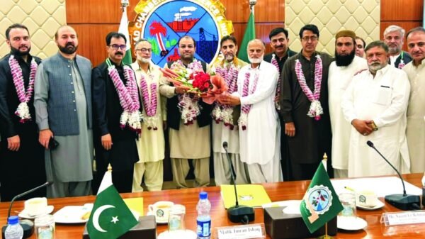 کاروبار، صنعت اور تجارت کی بحالی و ترقی کیلئے پالیسیوں پر نظرِثانی کی ضرورت ہے، ملک عمران اسحاق