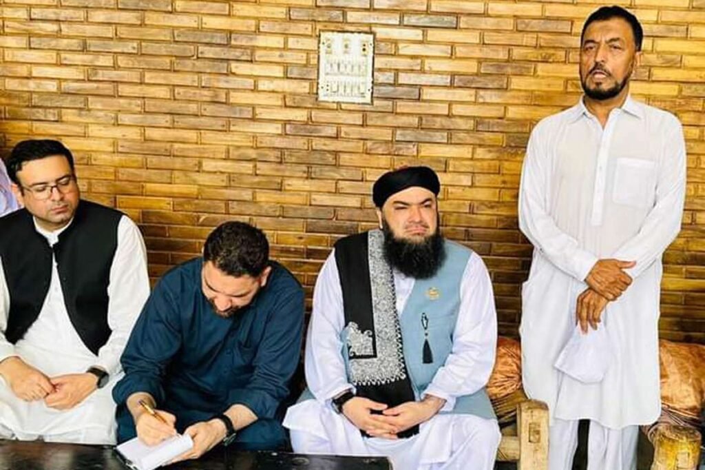 مشیر اوقاف مولانا طیب قریشی کا دیر کالونی کا دورہ
